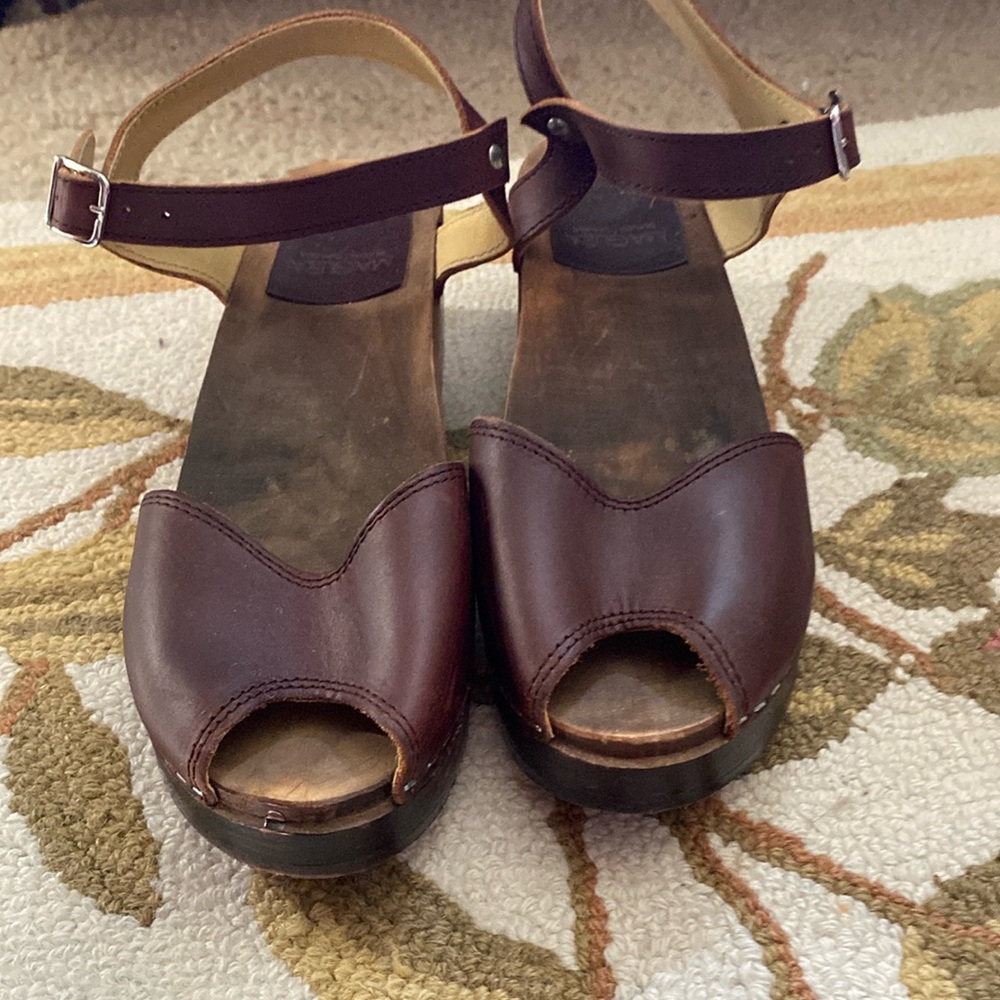 Adorable Maguba wooden clog sandals